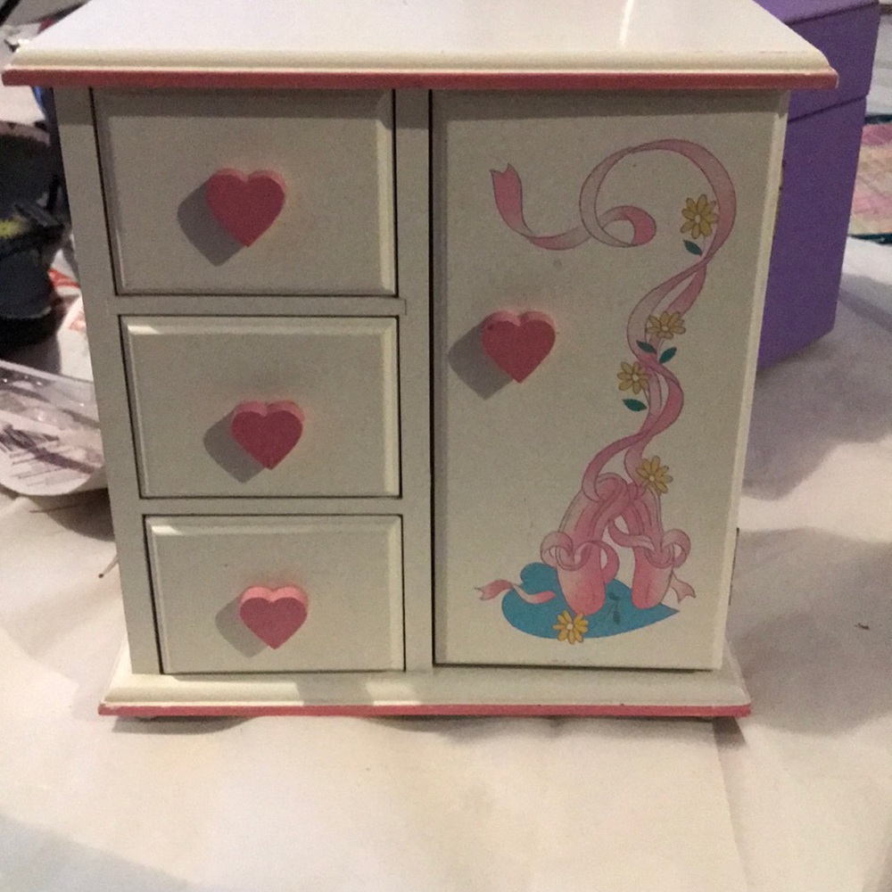 Little girl’s jewelry box